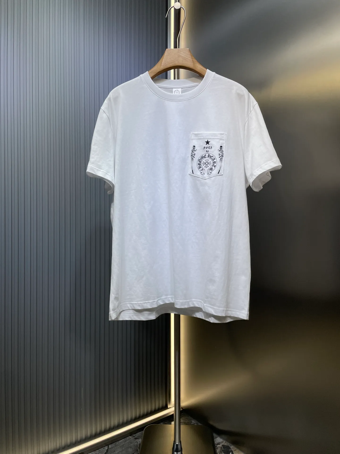 P250 N502 Kl 🌟【Top original order】Chrome Hearts Sanskrit short sleeves printed all over the back. Process description: The fabric is made of 26-woven 200g cotton, and the printing is made of special imported slurry. The overall routing is straight and delicate, the fabric is comfortable and soft, and the color is consistent without color difference. It can be matched with the same style to create a fashionable look and control various occasions. Customized accessories, complete three standards, same style for men and women!  size：s m l